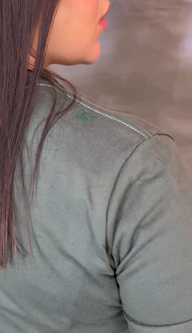 CAMISETA  BORDADO INFERIOR